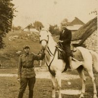 Władysław Bromboszcz ze swoim koniem Arianem w czasie manewrów; tu z synem gospodarza, u którego kwaterowali